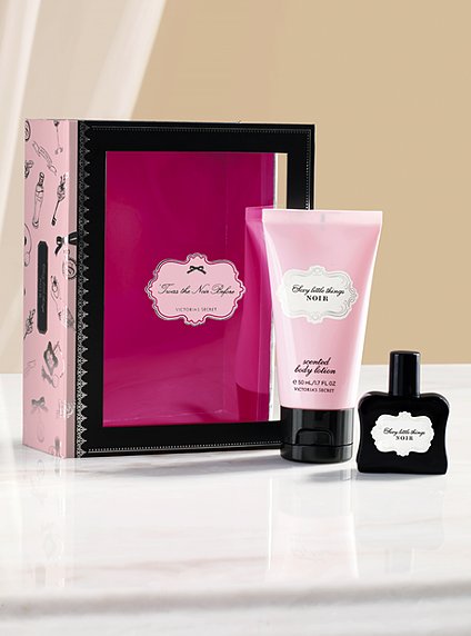 244 986 Uscosme ビクトリアシークレットコスメアメリカ直送コース Sexy Little Things Noir パフュームとボディーローションの2点入りギフトセット Babydoll ベビードール セクシーランジェリーコスチュームの通販サイト 244 986 Uscosme ビクトリアシークレットコスメアメリカ直送コース Sexy Little Things Noir パフュームとボディーローションの2点入りギフトセット Babydoll ベビードール セクシーランジェリーコスチュームの通販サイト